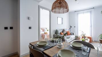 Apartamento, 2 habitaciones | Zona de estar | Televisión LED de 43 pulgadas con canales por cable, una televisión