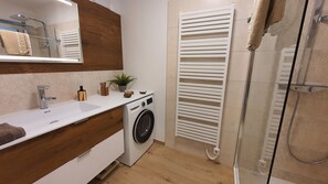 Dusche, Haartrockner, Handtücher, Seife