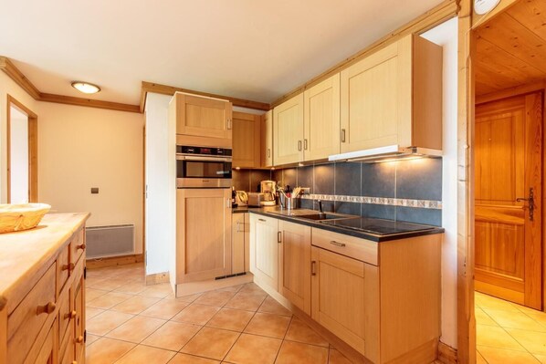 Fridge, microwave, oven, coffee/tea maker
