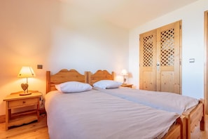 3 chambres, fer et planche à repasser, Wi-Fi, draps fournis