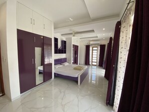 3 bedrooms, desk, iron/ironing board, free WiFi - Modern villa close to Ashtamudi lake. 3 bedrooms (Perinad)