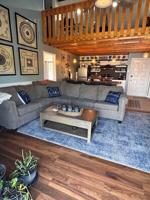 Een smart-tv, boeken en een computerscherm