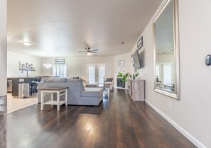 TV, fireplace