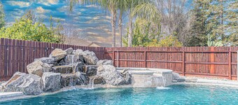 Beautiful Home with Pool & Hot Tub close to National Parks