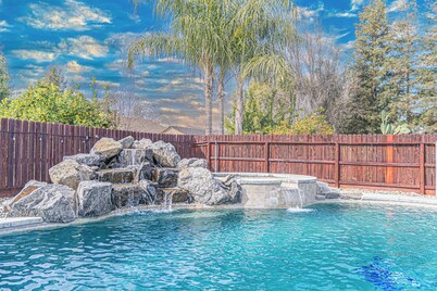 Beautiful Home with Pool & Hot Tub close to National Parks