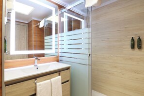 Articles de toilette gratuits, sèche-cheveux, serviettes fournies, savon