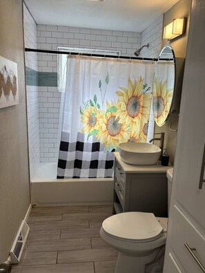 Baignoire, articles de toilette écologiques, sèche-cheveux