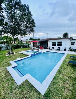 A heated pool - Modern Vacation Home with pool- Conveniently located to Restaurants & Beach (North Miami)