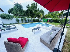 A heated pool - Modern Vacation Home with pool- Conveniently located to Restaurants & Beach (North Miami)
