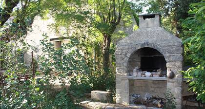 Large farmhouse with 5 bedrooms for 10 people with swimming pool.