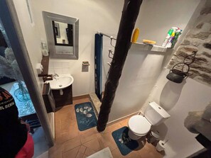 Douche, séchoir à cheveux, serviettes fournies, savon