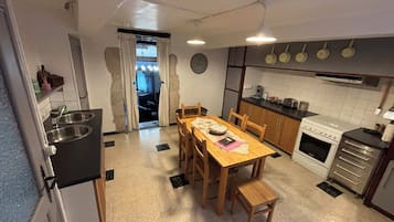 Een koelkast, een microgolfoven, een oven