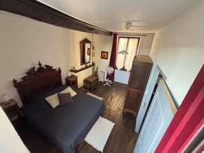 4 chambres, bureau, fer et planche à repasser, accès au Wi-Fi (inclus)