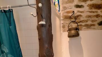 Een douche, een haardroger, handdoeken, zeep