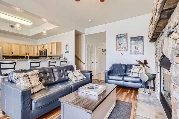 Smart TV, fireplace, books - Pet Friendly, Spacious Home, Incredible Views, Private Hot tub 152 (Silverthorne)