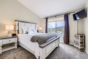 3 bedrooms, iron/ironing board, free WiFi, bed sheets - Pet Friendly, Spacious Home, Incredible Views, Private Hot tub 152 (Silverthorne)