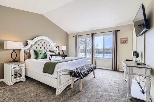 Pet Friendly, Spacious Home, Incredible Views, Private Hot tub 152