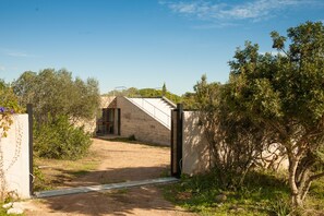 Property grounds - Villa Contemporaine, vue sur la Baie de Santamanza (Bonifacio)