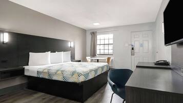 Meja kerja, ruang kerja ramah laptop, dan tirai kedap cahaya