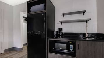 Refrigerador con freezer, microondas, cafetera/tetera