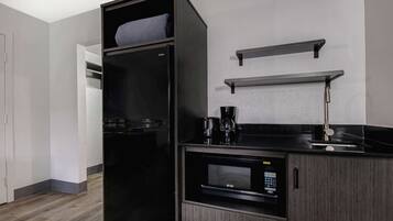 Grand réfrigérateur, micro-ondes, cafetiÚre/bouilloire