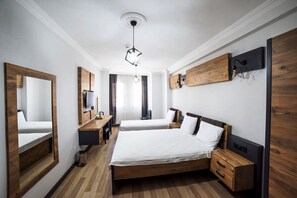 Minibar, in-room safe, desk, laptop workspace - İmroz Otel (Gökçeada)