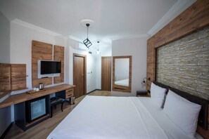 Standard Room | Minibar, in-room safe, desk, laptop workspace