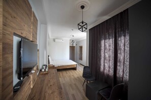 Minibar, in-room safe, desk, laptop workspace - İmroz Otel (Gökçeada)