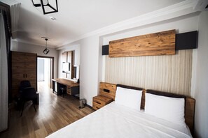 Family Suite | Minibar, in-room safe, desk, laptop workspace