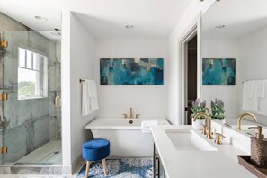 Bañera, secador de pelo, bidet, toallas