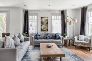 Smart TV, fireplace, books, stereo