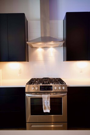 冷蔵庫、電子レンジ、オーブン、コンロ