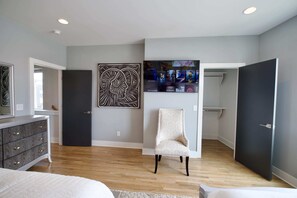 4 室のベッドルーム、デスク、アイロン / アイロン台、WiFi (無料)