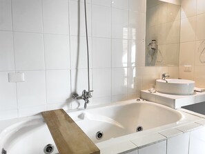 Superior Room | Bathroom | Free toiletries, hair dryer, towels, soap - The Veat (Natales)