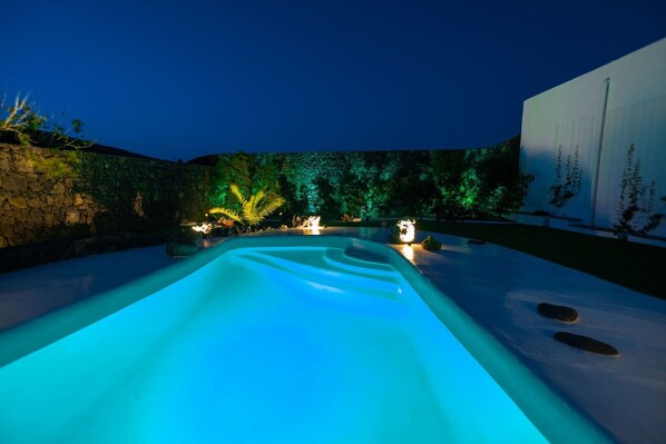 Una piscina al aire libre, una piscina climatizada