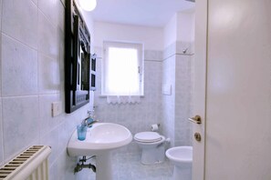 Ensemble douche/baignoire, sèche-cheveux, bidet, serviettes fournies