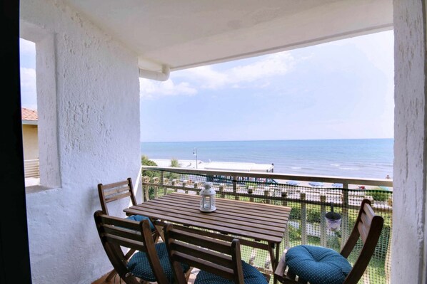 Outdoor dining - Rosanna sea view terrace and 2 parking spaces (Castiglione della Pescaia)