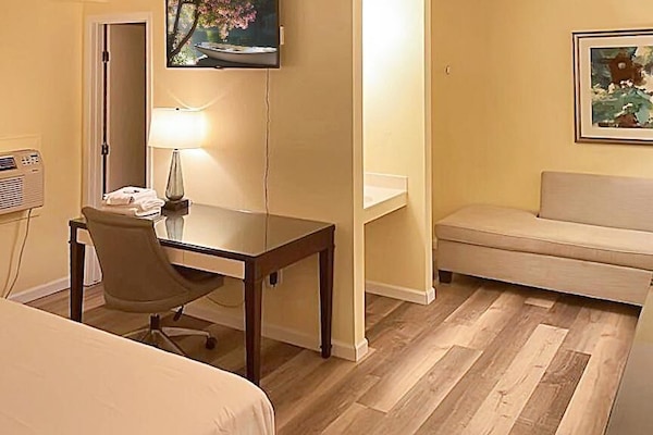 Premium Single Room | Iron/ironing board, WiFi (free), bed sheets