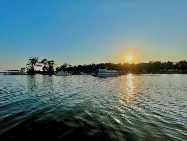 Una orilla tranquila con barcos y cielo despejado.