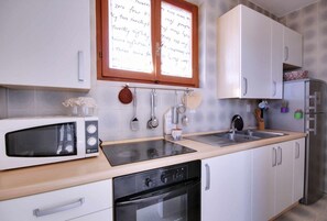 Refrigerador, horno, parrilla de estufa y cafetera y tetera 