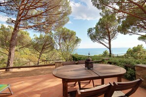 Outdoor dining - Villa Piemonte, beautiful sea view (Castiglione della Pescaia)