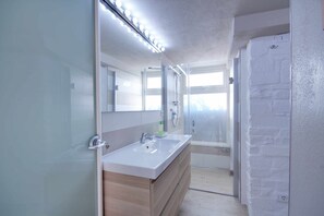 Douche, sèche-cheveux, bidet, serviettes fournies