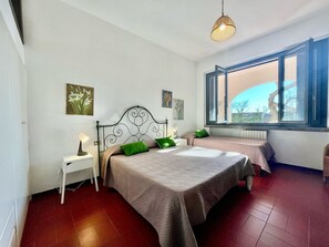 3 chambres, fer et planche à repasser, Wi-Fi, draps fournis