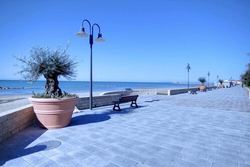 Luciana 1p terrazza fronte mare e posto auto