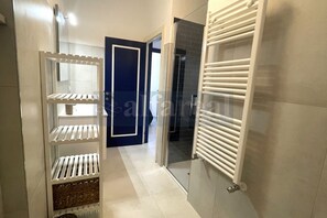 Regadera, secadora de cabello, bidet, toallas 