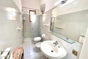Chuveiro, secador de cabelo, bidê, toalhas de banho