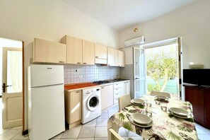 Fridge, oven, stovetop, dishwasher - Luisa Ponente, two bedrooms and just 50 m from the beach (Castiglione della Pescaia)