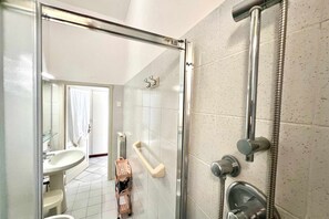 Bruser, hårtørrer, bidet, håndklæder