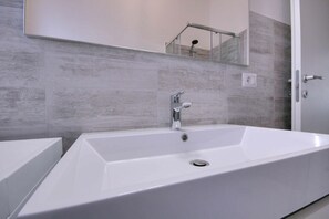 Dutxa, assecador de cabells, bidet i tovalloles 