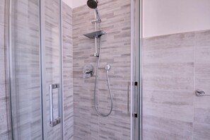 Dutxa, assecador de cabells, bidet i tovalloles 